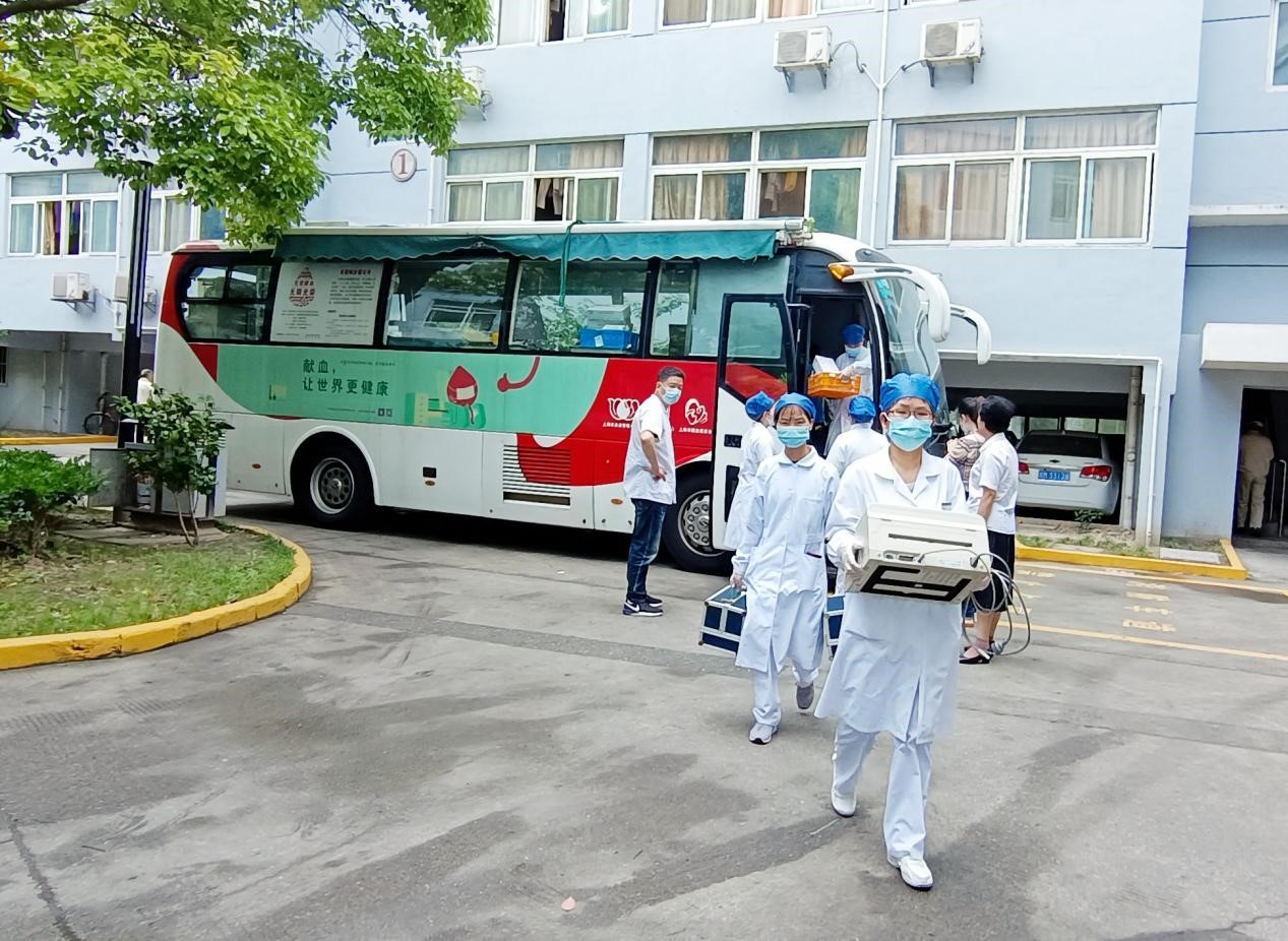 采血車開進威廉希尔新材 讓愛心奉獻蔚然成風(fēng)(圖1)